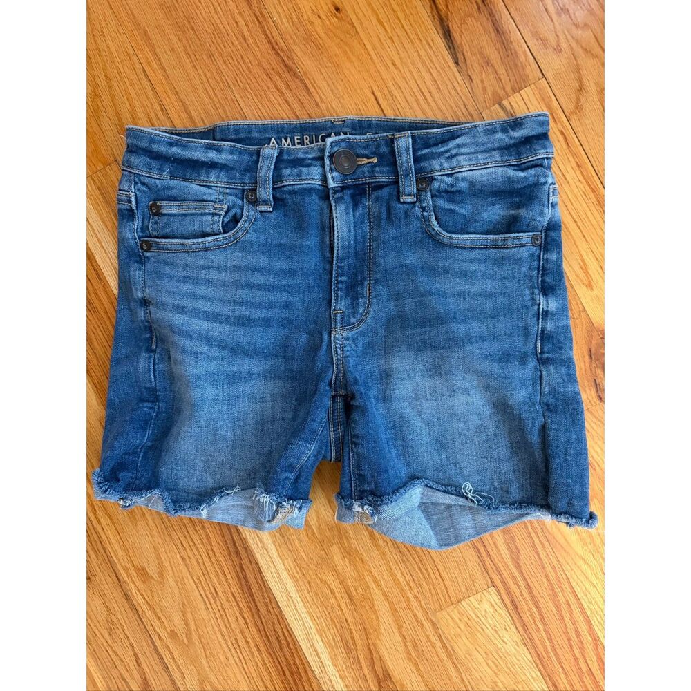 American Eagle Denim Next Level Stretch Jean 4.5“ shorts  mild distress Sz 2